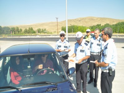 Trafik polisi sürücüleri ikram için durdurdu