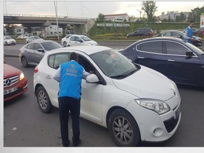 TRAFİKTE MAHSUR KALANLARA İFTARİYELİK DAĞITIMI