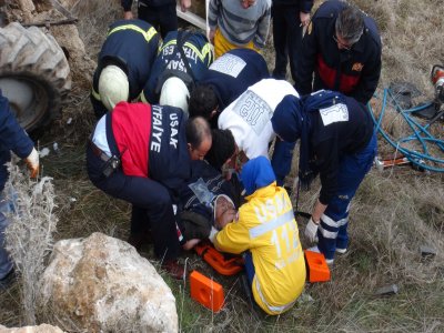 Traktör ters dönerek dereye uçtu: 1 yaralı