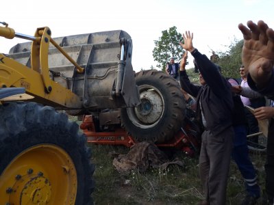 Traktörün altında kalan çiftçi hayatını kaybetti