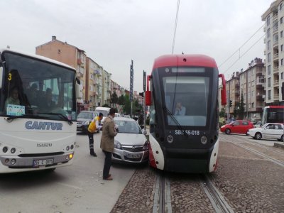 Tramvay yolunda sinyalizasyon problemi kazalara daveti çıkarıyor