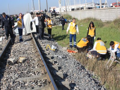 Tren işçi servisini biçti: 9 ölü 5 yaralı