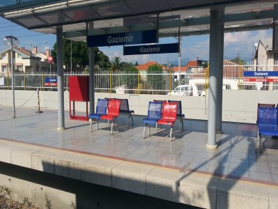 Trenden inerken puset içindeki bebeği rayların üstüne düştü