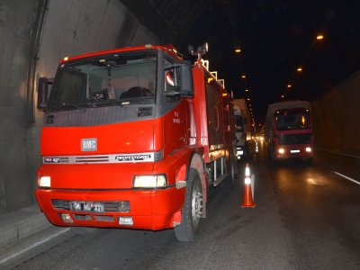 Tünelde alev alan TIR anında söndürüldü