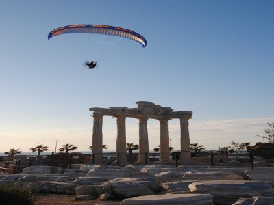 Turistler, arkeolojik zenginlikleri havadan paramotorla seyrediyor