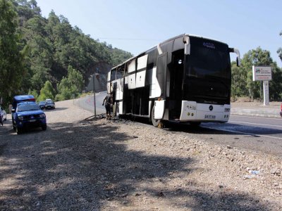 Turistleri havalimanına taşıyan otobüs alev aldı