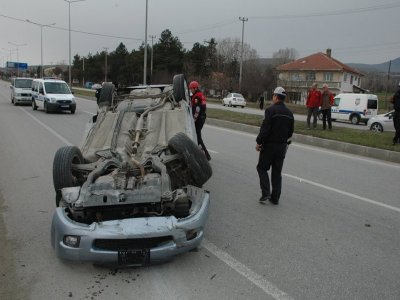 Üç ağaç bir direk devirdi, ancak durabildi