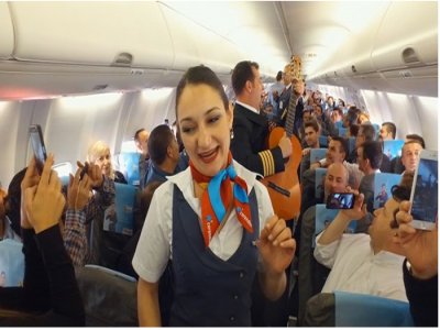 UÇAKTA  FLASHMOB SÜRPRİZİ!