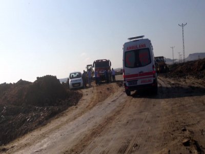 Üçüncü havalimanı inşaatında iş makinesi gölete düştü