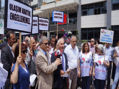 Ulaşıma zammı, otobüs durağında protesto ettiler