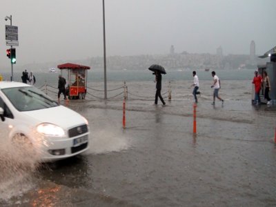 Üsküdar`da Deniz İle Kara Yine Birleşti