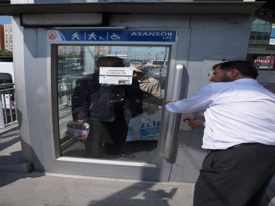Üst geçit asansöründe mahsur kaldılar