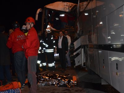 Üst geçit olmayan yolda kaza: 2 ölü, 8 yaralı