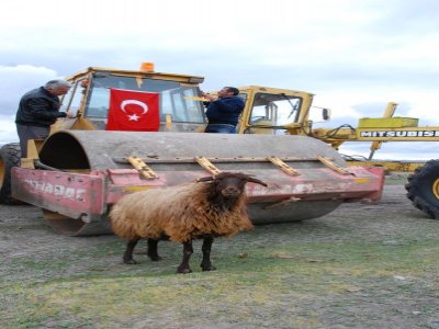 Vali Azizoğlu: Ardahan'da asfaltsız köy yolu kalmayacak