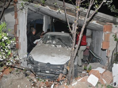 Virajı alamayan araç boş dükkana daldı: 4 yaralı