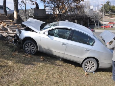 Virajı alamayan sürücü ağaca çarptı: 1 yaralı