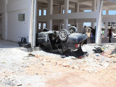 Virajı alamayın süratli araç takla atıp inşaata girdi