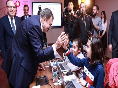 VODAFONE, “YARINI  KODLAYANLAR” PROJESİYLE