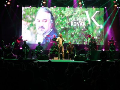 VOLKAN KONAK ÇEŞME`DE DUYGU SELİ YAŞATTI!