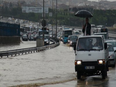 Yağmur E-5'i göle çevirdi