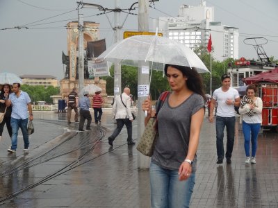 Yağmur, İstanbulluları hazırlıksız yakaladı