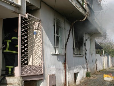 Yangında anne ve çocuğu yaralandı