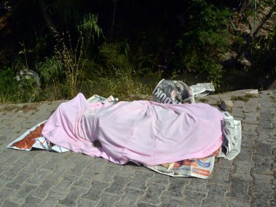 Yaşlı adam sulama kanalına devrilen traktörün altında boğuldu