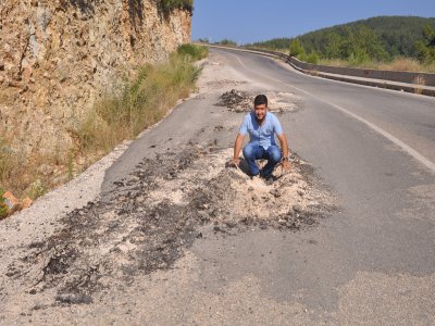 Yayla yolundaki çukurlar sürücülere zor anlar yaşatıyor