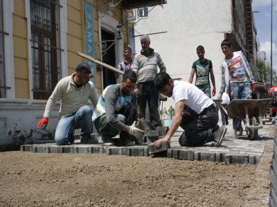 Yıllardır ihmale edilen cadde ve sokaklara parke taşı döşeniyor