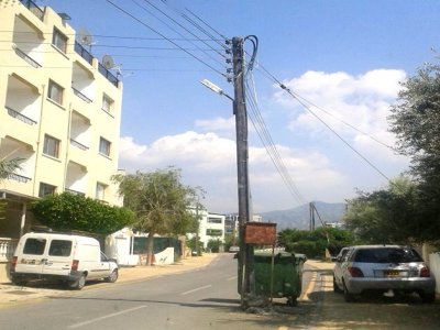 Yol ortasında elektrik direği