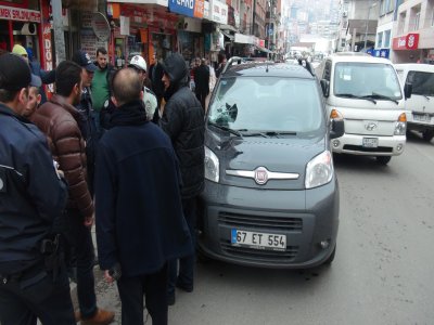 Yola aniden çıkan garsona otomobil çarptı, kameralar kaydetti