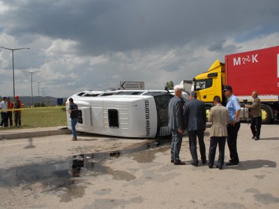 Yolcu minibüsü ile TIR çarpıştı:14 yaralı