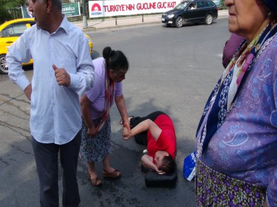 Yolcu minibüsünün açık kapısından düştü