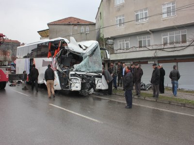 Yolcu otobüsü kaza yaptı: 4 yaralı