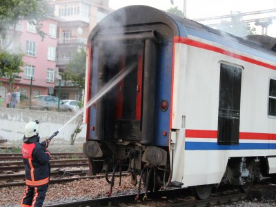 Yolcu trenindeki yangın ucuz atlatıldı