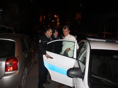 Yolda zigzag çizdi, polisi atlamak için şekilden şekle girdi