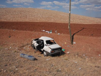 Yoldan çıkıp elektrik direğine çarptı: 5 yaralı
