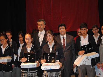 Yüksekova'da öğrencilere 500 tablet dağıtıldı