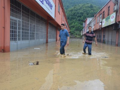 Zonguldak`ta Dere Taştı, Ankara Yolu Ulaşıma Kapandı